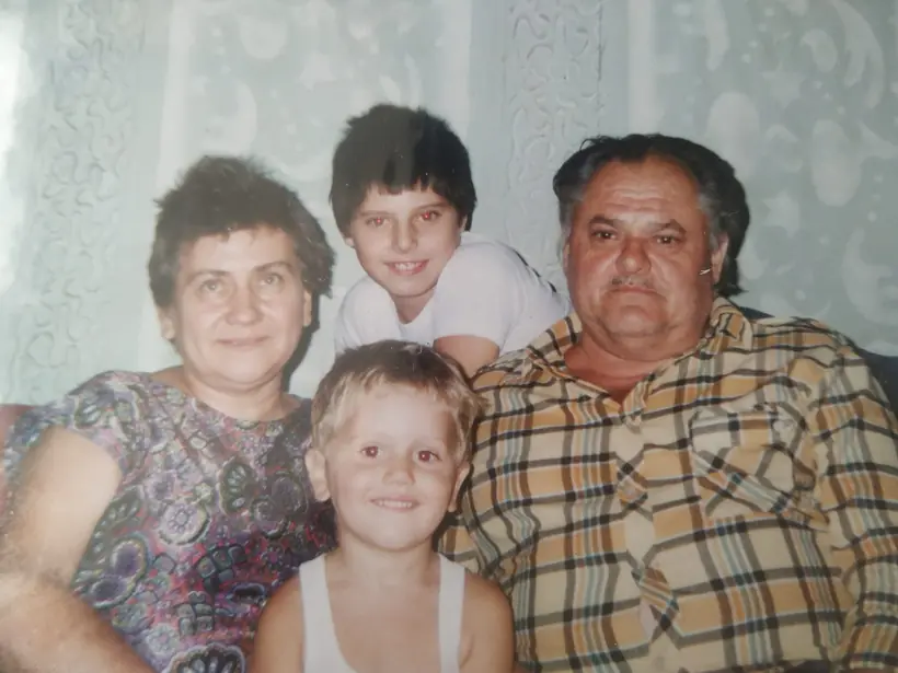 Дід Толя і баба Валя з онуками — мамині батьки